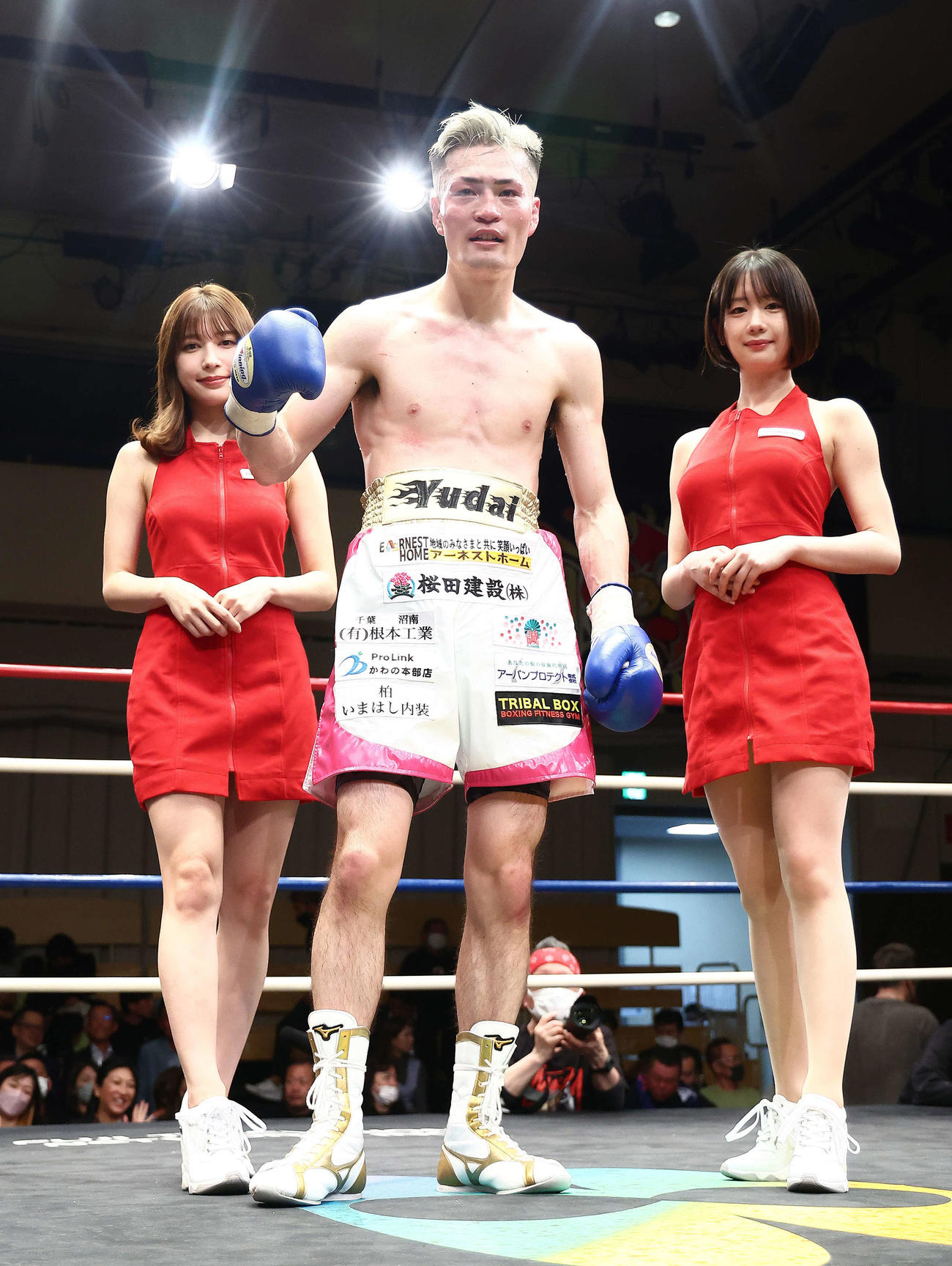 湯川に判定勝利し写真に納まる村上（撮影・河田真司）