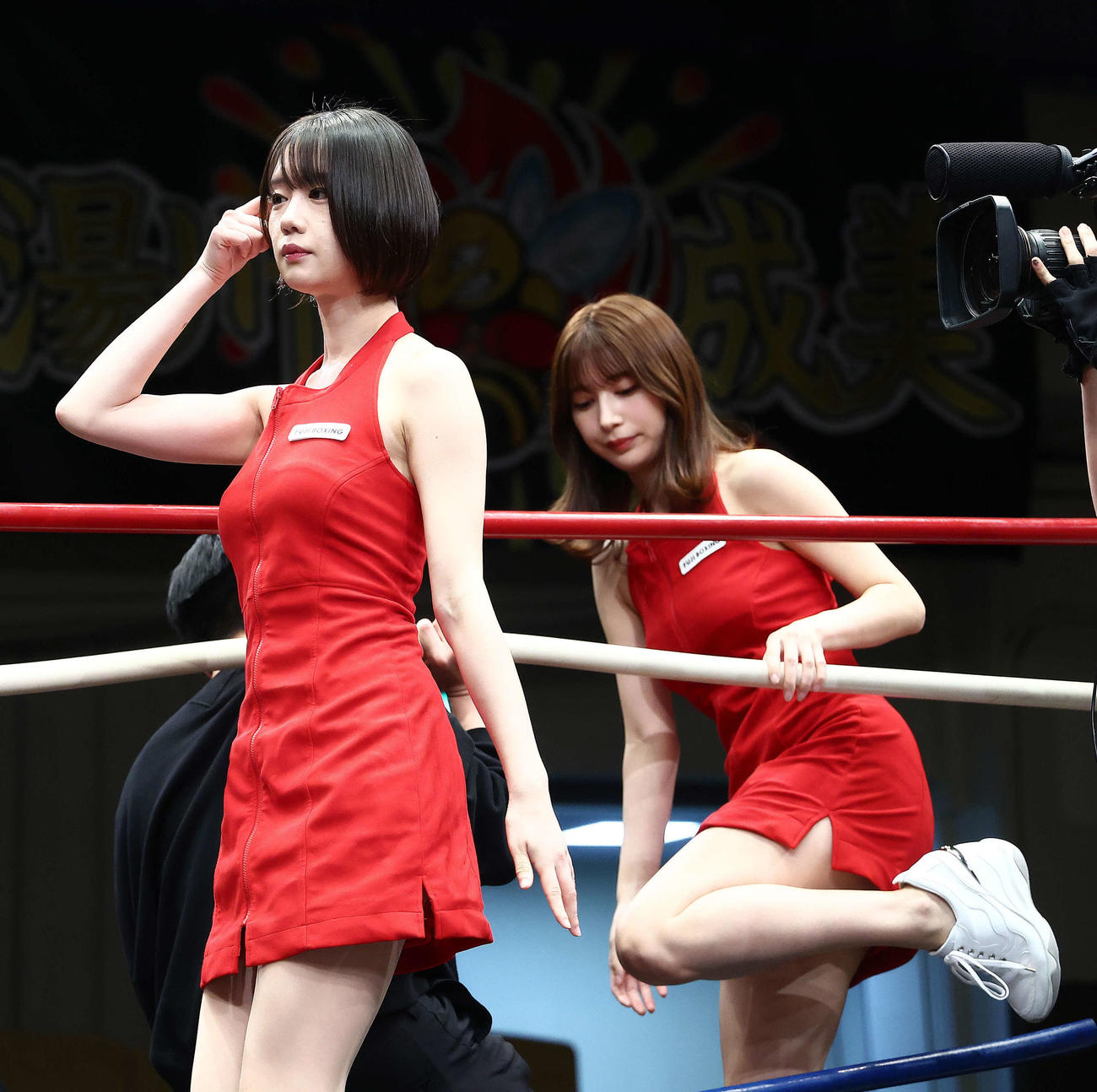 リングに上がる新唯（左）と雪平莉左（撮影・河田真司）