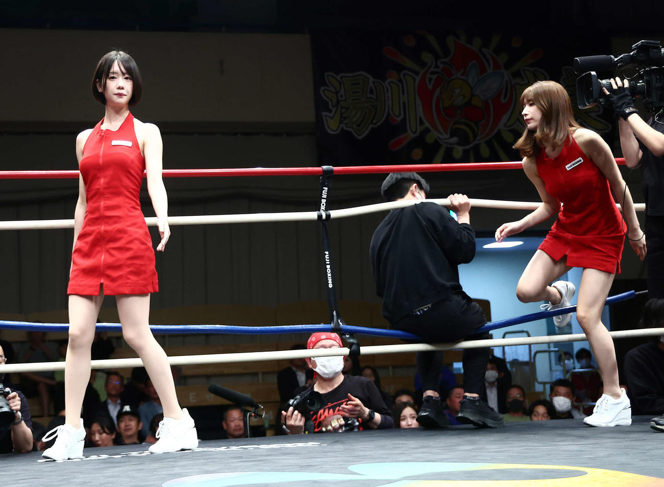 リングに上がる新唯（左）と雪平莉左（撮影・河田真司）