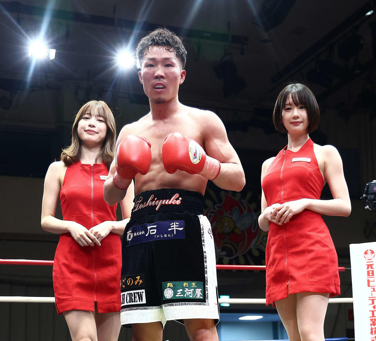 今成に勝利し写真に納まる高橋（撮影・河田真司）