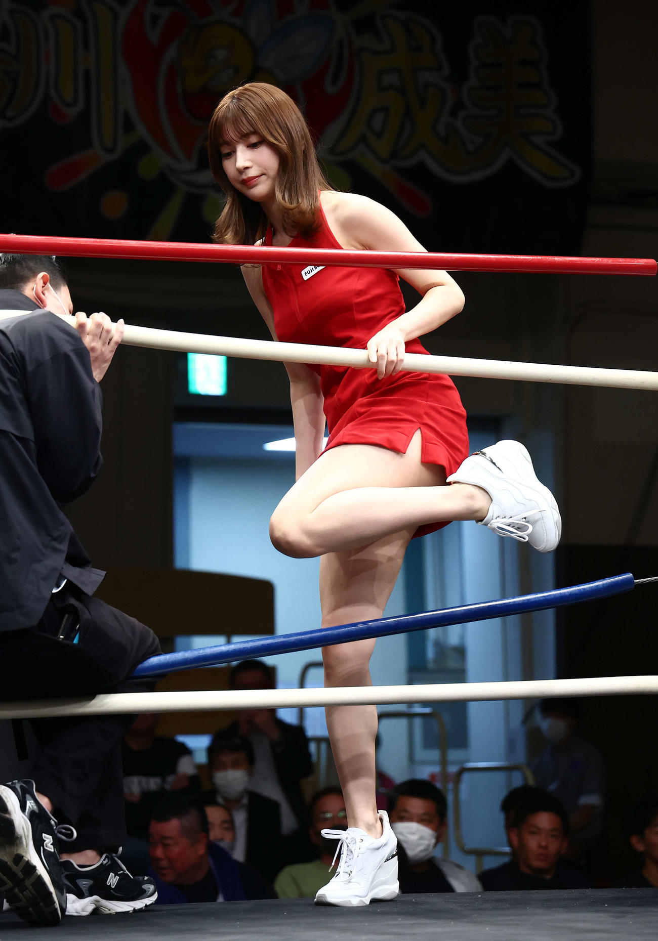 リングに上がる雪平莉左（撮影・河田真司）