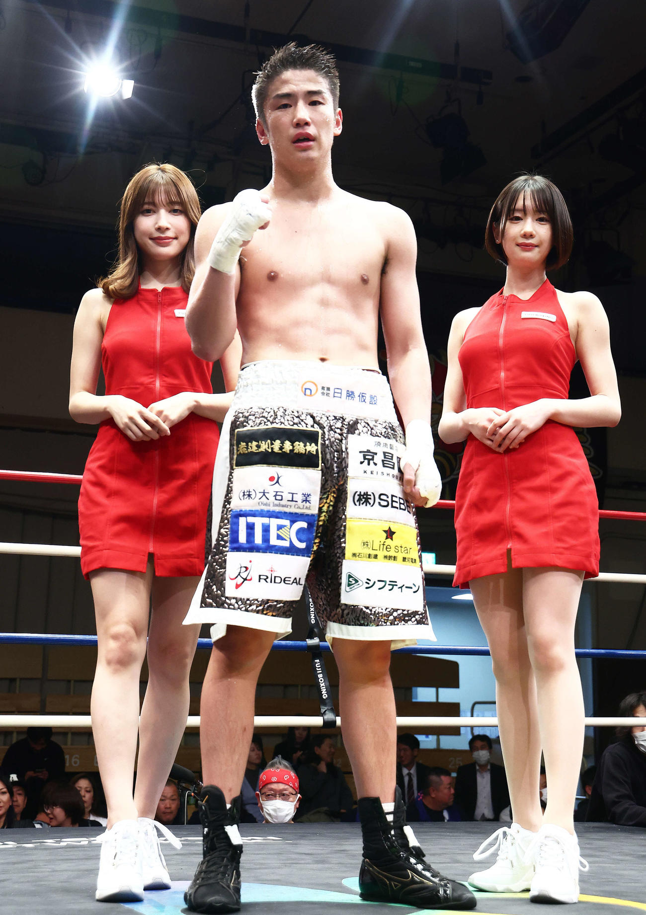 干場に勝利し写真に納まる木村。左は雪平莉左、右は新唯（撮影・河田真司）