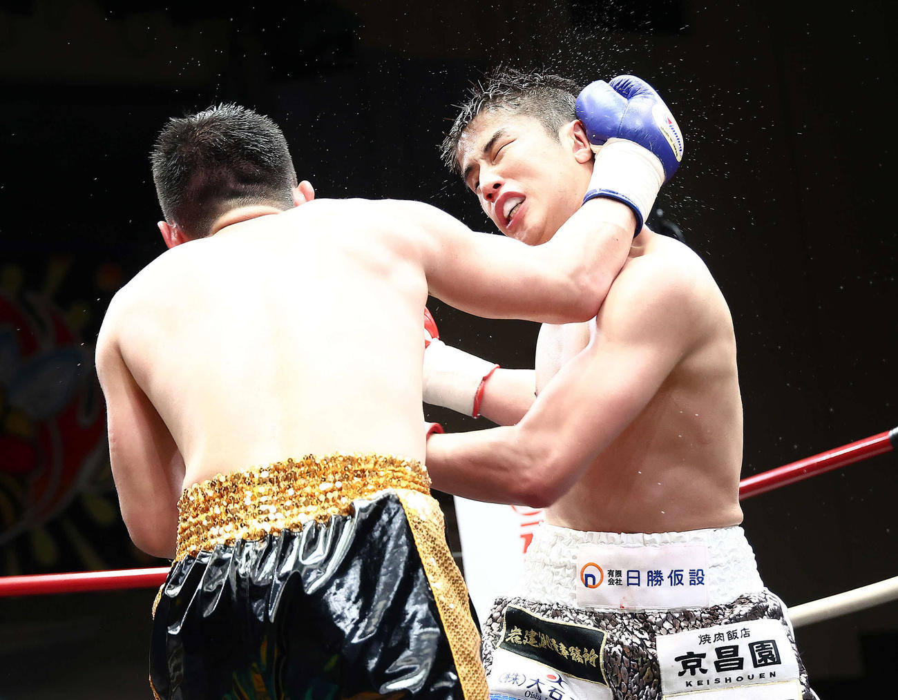 6回、激しく打ち合う干場（左）と木村（撮影・河田真司）