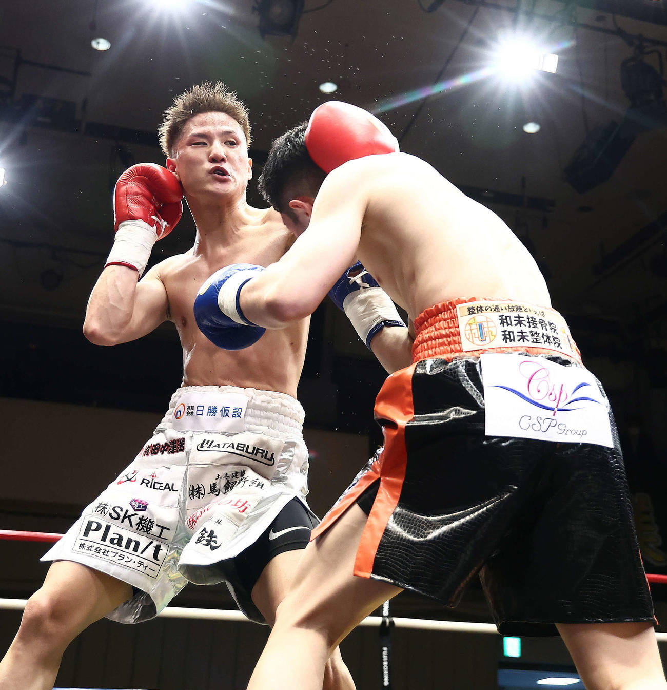 2回、近藤（右）を攻める村地（撮影・河田真司）