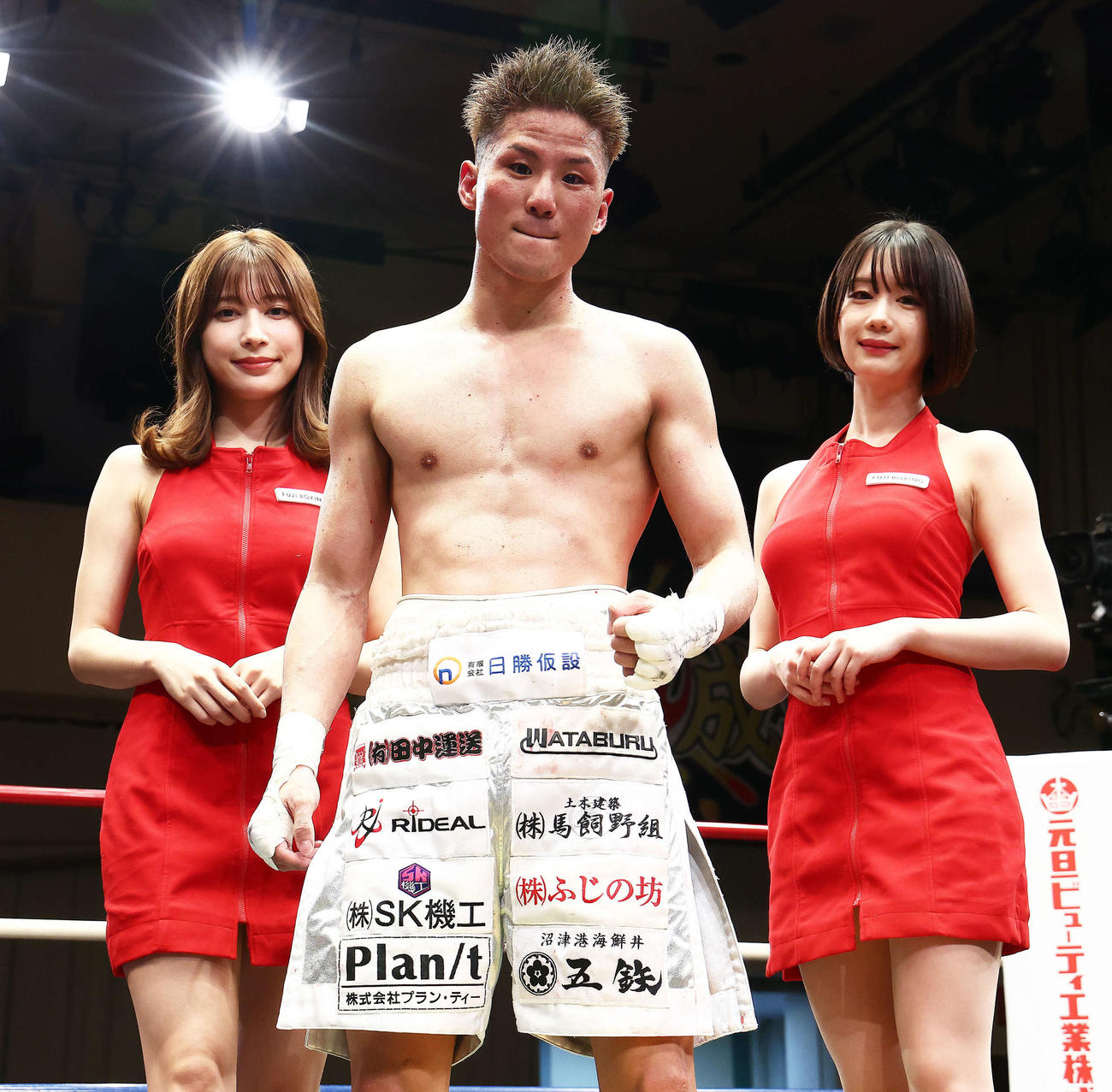 近藤に判定勝利し写真に納まる村地。左は雪平莉左、右は新唯（撮影・河田真司）