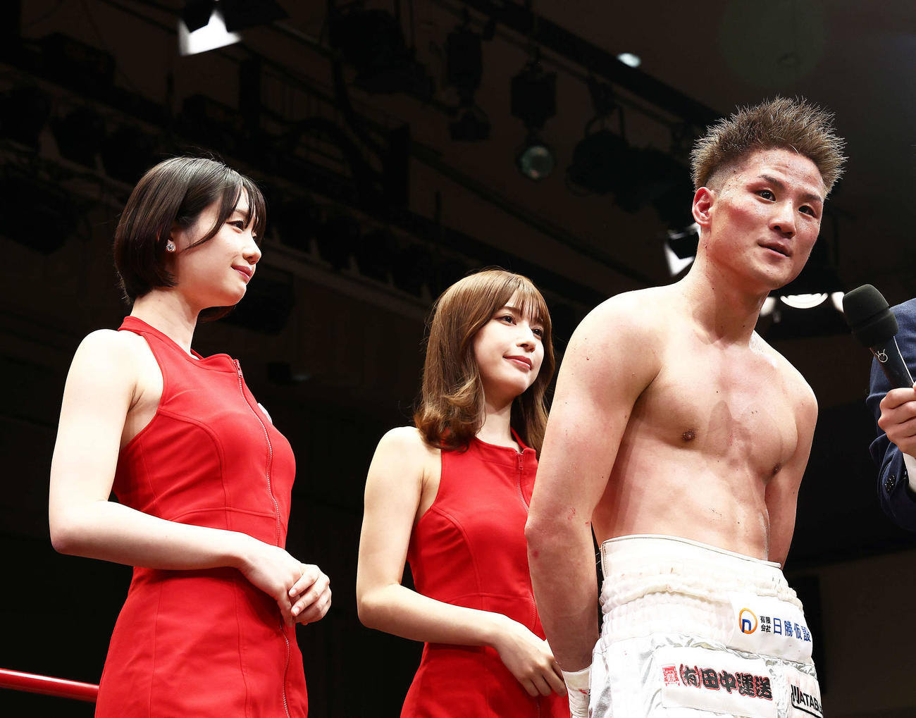 近藤に判定勝利しインタビューに答える村地（右）。左らかリングガールの新唯、雪平莉左（撮影・河田真司）