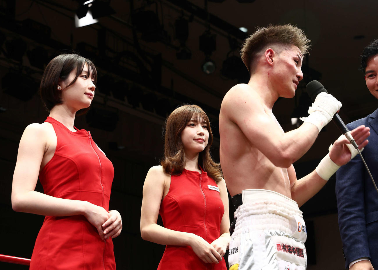 近藤に判定勝利しインタビューに答える村地（右）。左らかリングガールの新唯、雪平莉左（撮影・河田真司）