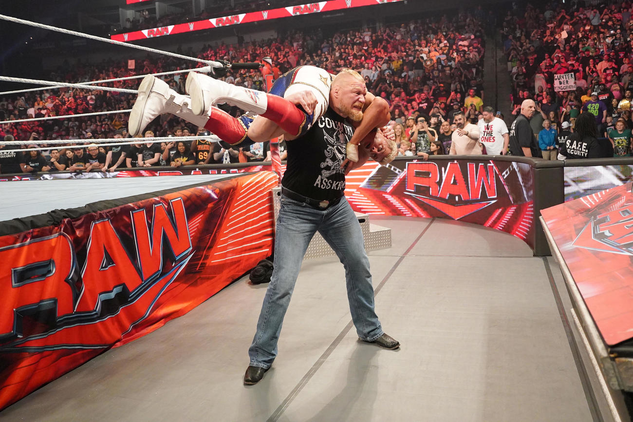 場外でコーディ・ローデス（上）を担ぎ上げたブロック・レスナー（C）2023 WWE, Inc. All Rights Reserved.