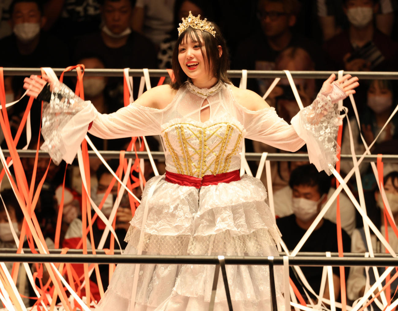 スターダム後楽園大会　引退セレモニーで投げ込まれた紙テープに笑顔を見せるひめか（撮影・渋谷征平）