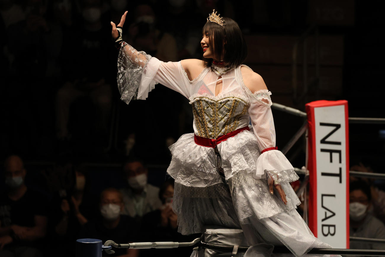 スターダム後楽園大会　コーナートップに登り、ファンへ手を振るひめか（撮影・渋谷征平）