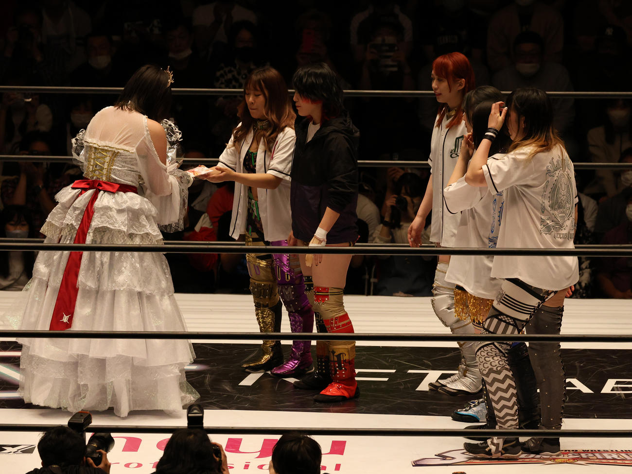 スターダム後楽園大会　ひめか（左）にプレゼントを贈るAZM（左から2人目）。隣は林下詩美（撮影・渋谷征平）