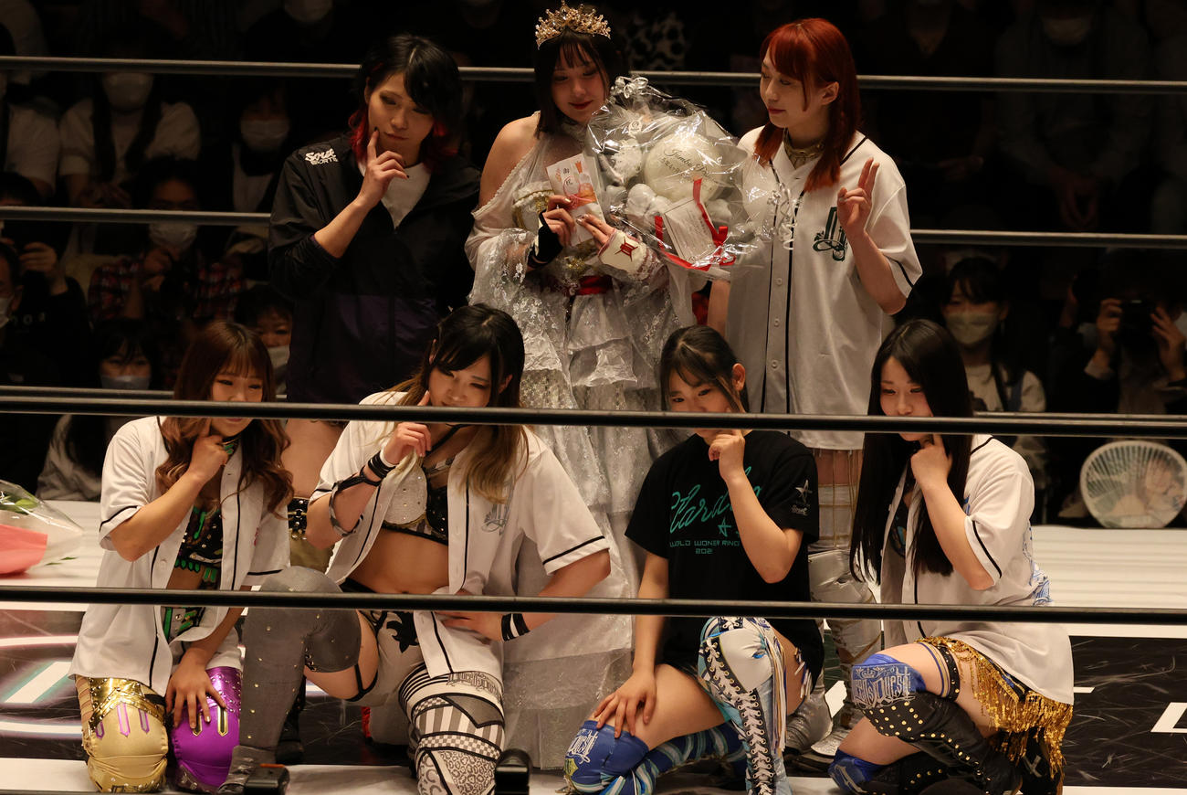 スターダム後楽園大会　ひめか（後列左から2人目）と記念撮影するQueen's Questのメンバーたち。前列左からAZM、レディ・C、天咲光由、妃南。後列左から林下詩美、1人おいて上谷沙弥（撮影・渋谷征平）