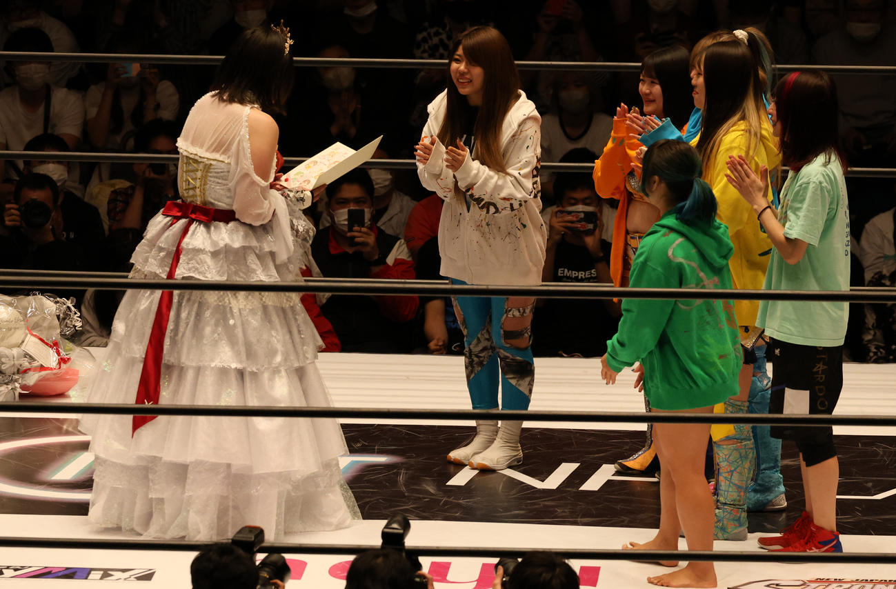 スターダム後楽園大会　葉月（左から2人目）らSTARSから寄せ書きを贈られるひめか（左）（撮影・渋谷征平）
