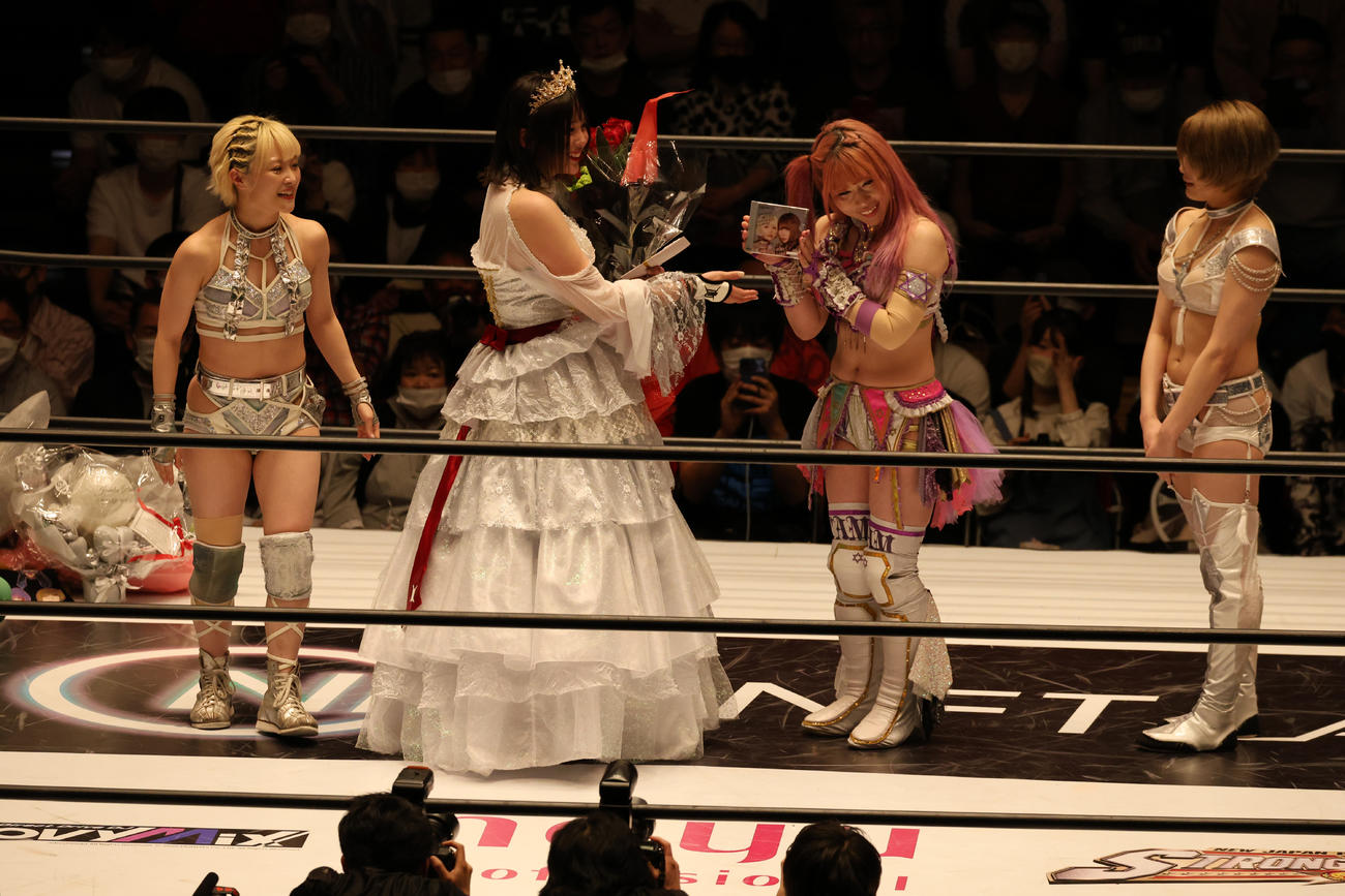 スターダム後楽園大会　ひめか（左から2人目）にしれっと自身のユニット・meltearのサイン入りCDを渡す中野たむ（左から3人目）（撮影・渋谷征平）