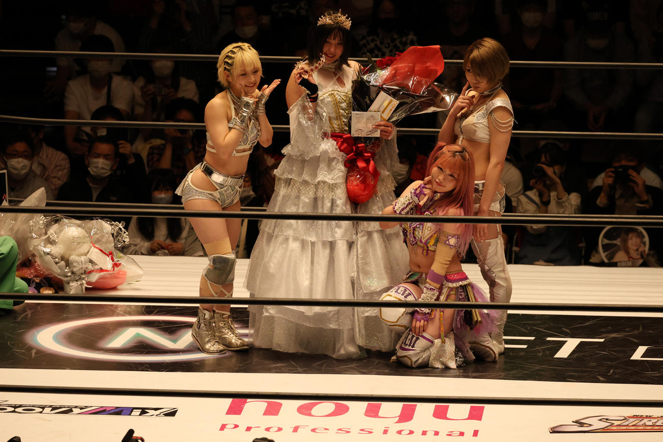 スターダム後楽園大会　ひめか（左から2人目）と記念撮影するCOSMIC ANGELSのメンバーたち。左からなつぽい、1人おいて中野たむ、安納サオリ（撮影・渋谷征平）