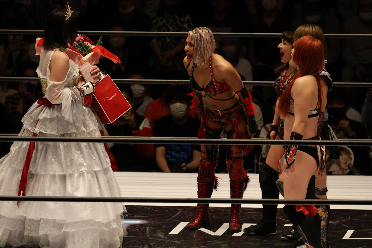 スターダム後楽園大会　ジュリアからプレゼントを贈られるひめか（左）。笑顔のDonna del Mondoのメンバーたち（撮影・渋谷征平）