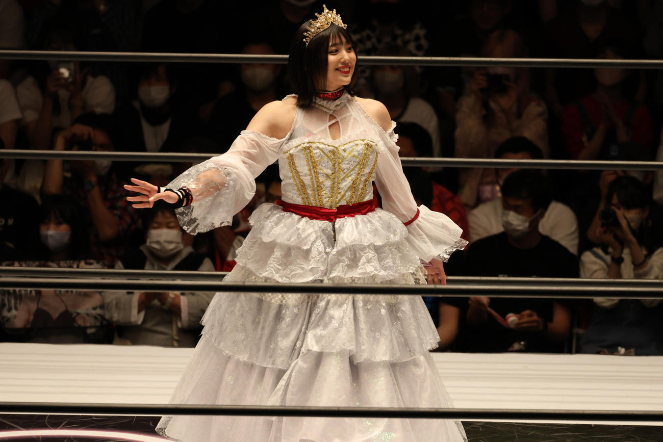 スターダム後楽園大会　ドレス姿で笑顔のひめか（撮影・渋谷征平）