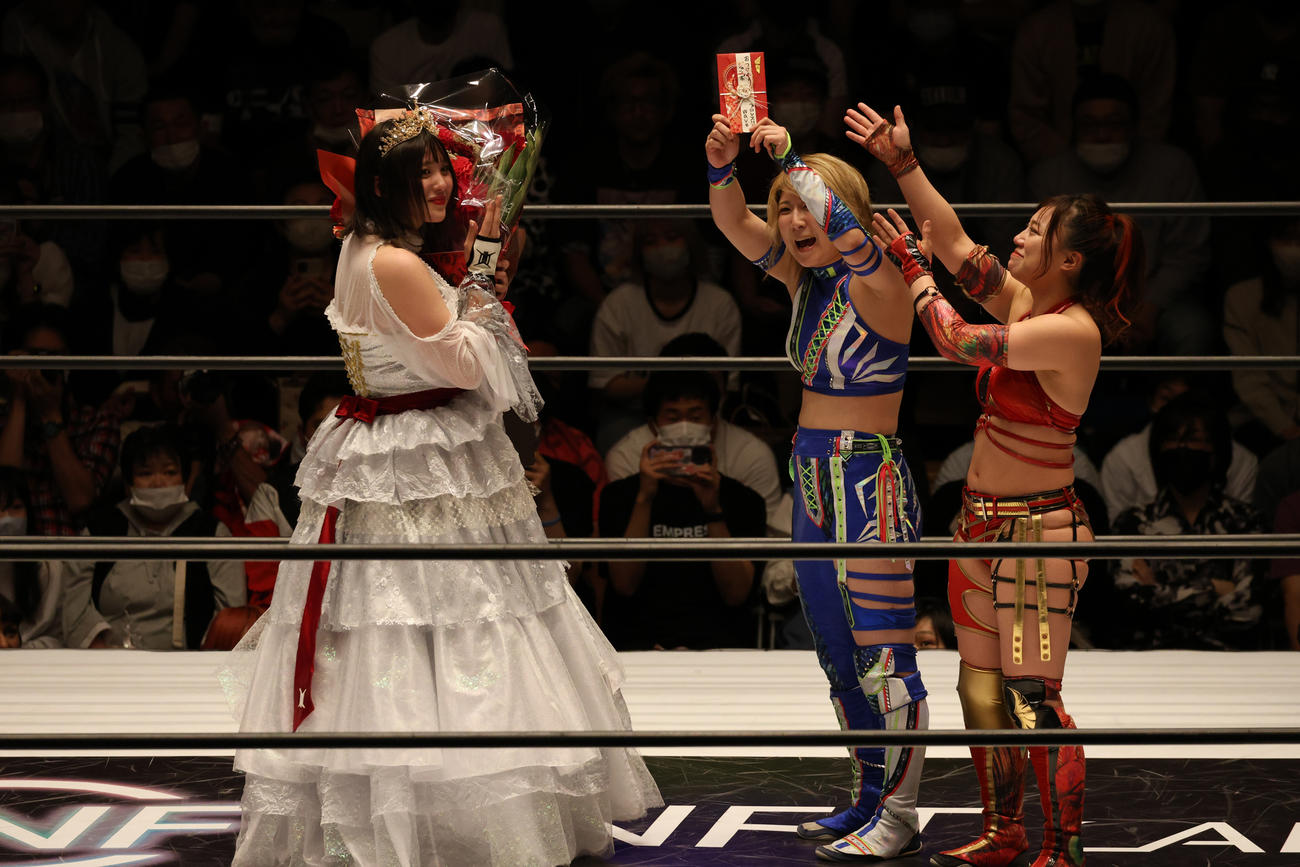 スターダム後楽園大会　ひめか（左）に目録を贈る関口翔（中央）と、高瀬みゆき（撮影・渋谷征平）