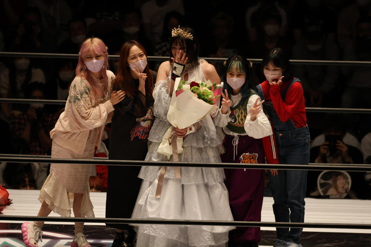 スターダム後楽園大会　推しのアイドル・つぼみ大革命と記念撮影をするひめか（中央）（撮影・渋谷征平）