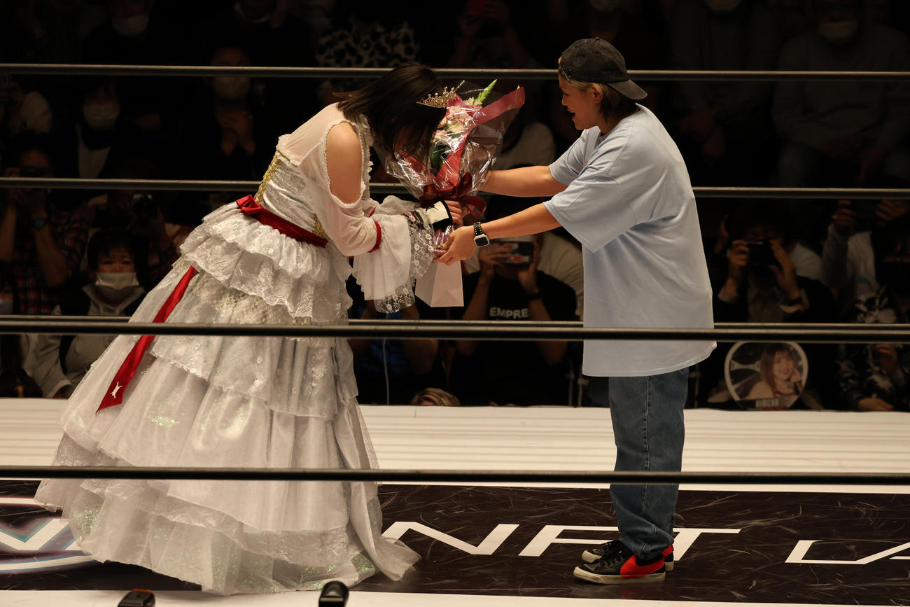 スターダム後楽園大会　高橋奈七永から花束を贈呈されるひめか（左）（撮影・渋谷征平）