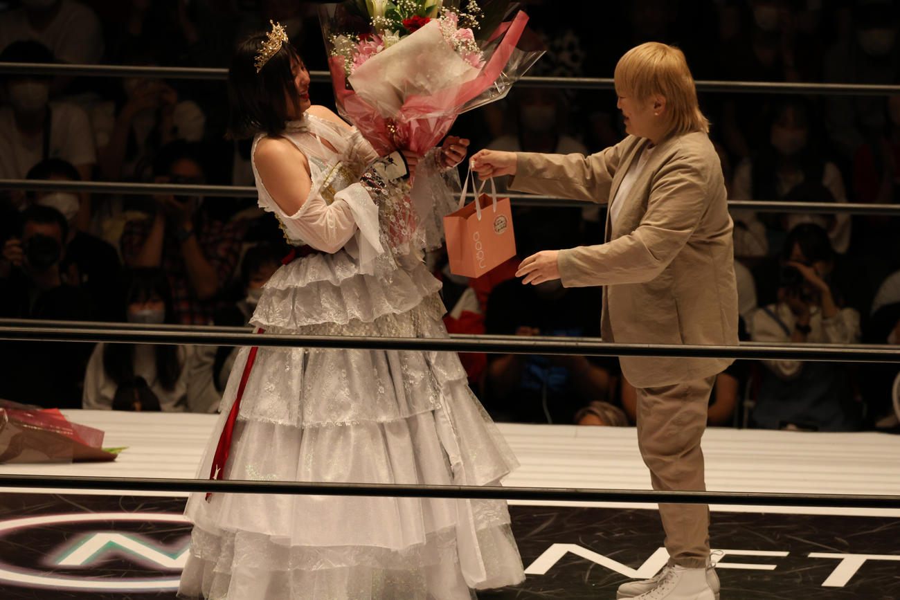 スターダム後楽園大会　堀田祐美子から花束を贈呈されるひめか（左）（撮影・渋谷征平）
