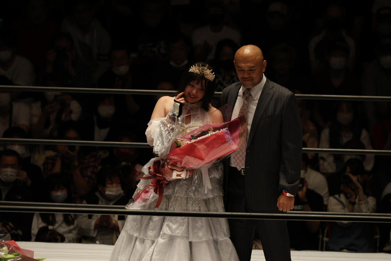 スターダム後楽園大会　DDT秋山準から花束を贈呈されるひめか（左）（撮影・渋谷征平）