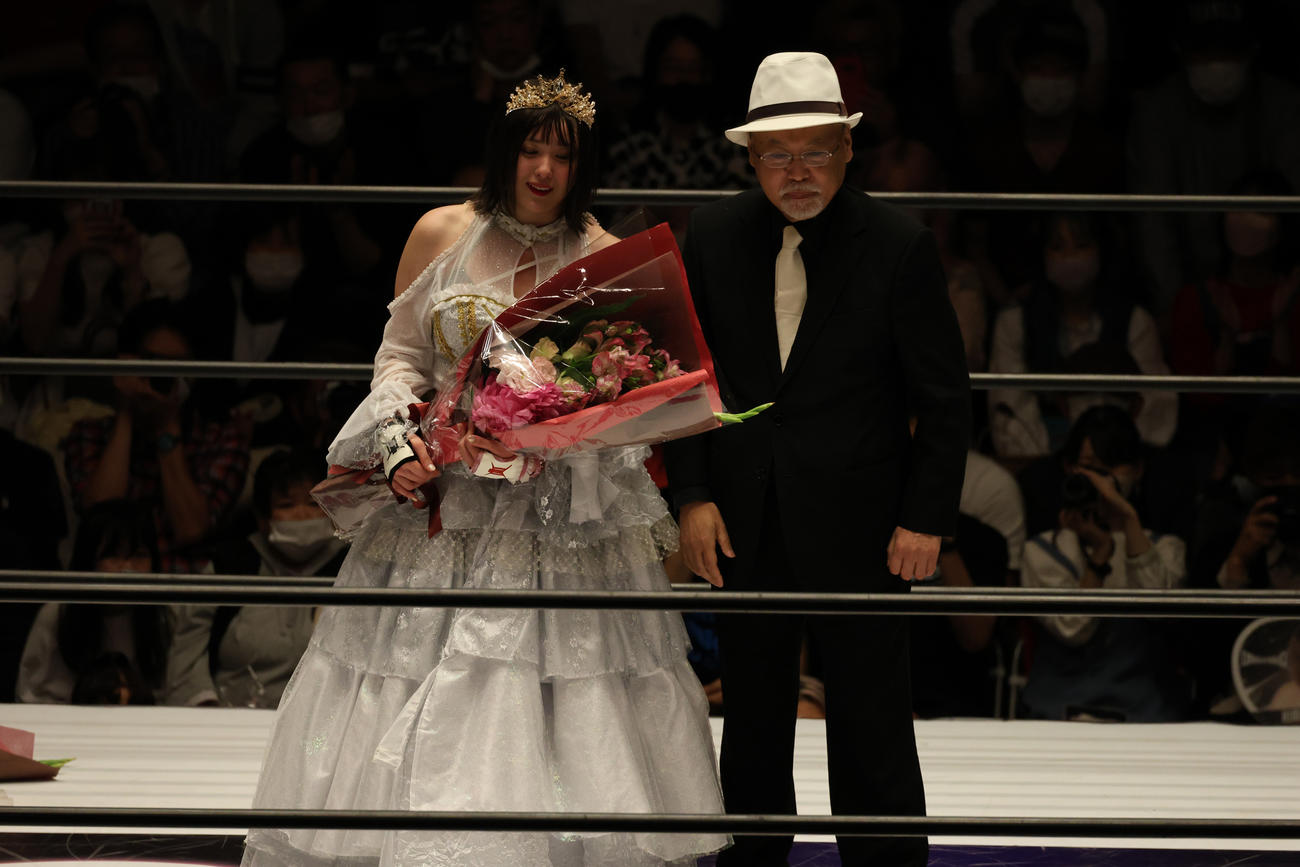 スターダム後楽園大会　ロッシー小川EPから花束を贈呈されるひめか（左）（撮影・渋谷征平）