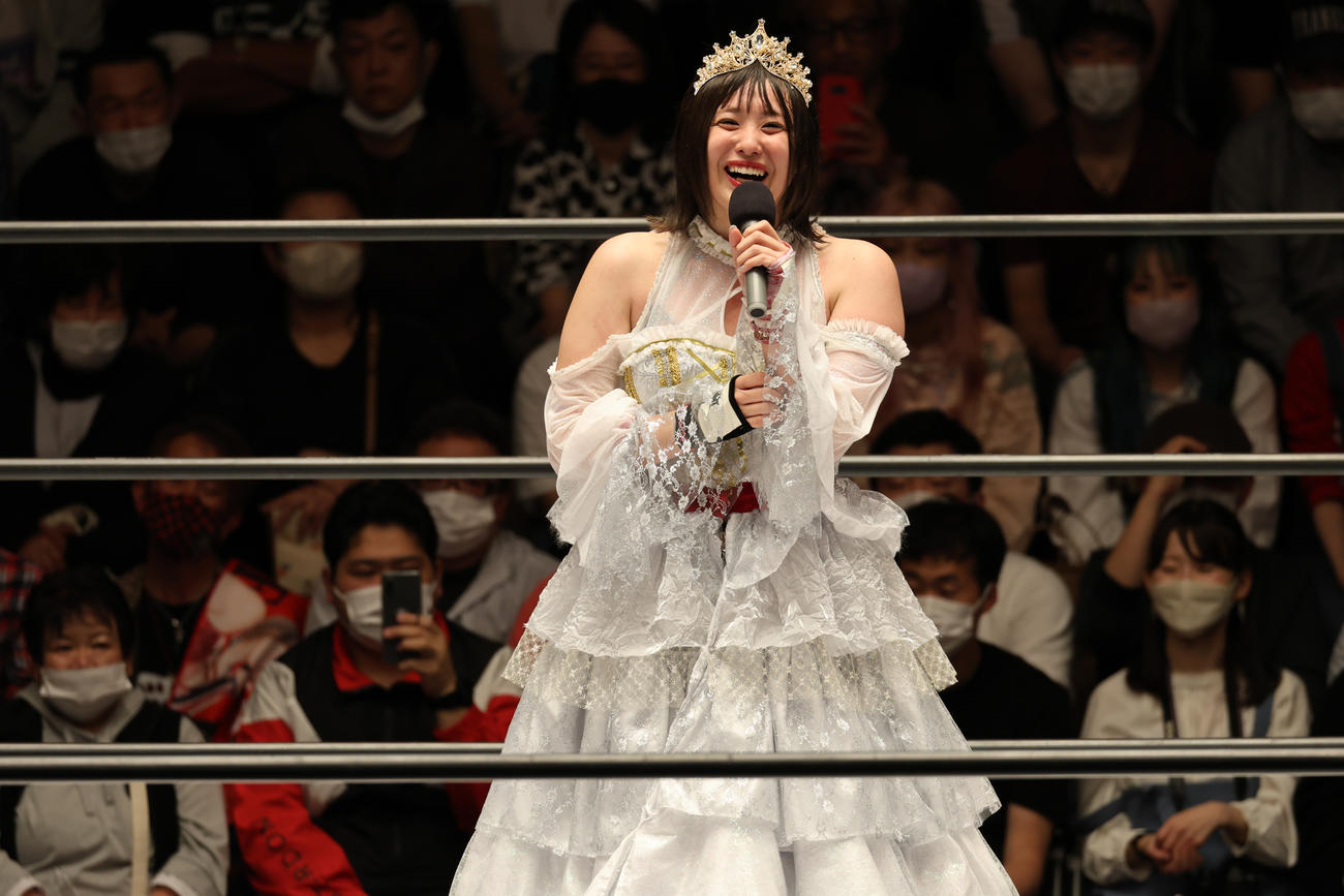 スターダム後楽園大会　笑顔でファンに最後の挨拶をするひめか（撮影・渋谷征平）