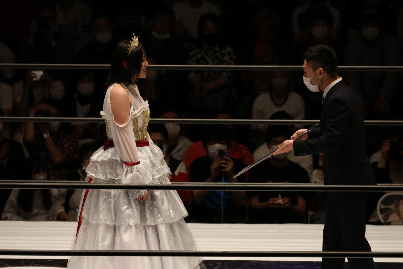 スターダム後楽園大会　記念パネルを贈呈されるひめか（左）（撮影・渋谷征平）