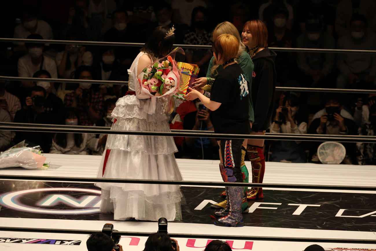 スターダム後楽園大会　MIRAIからプレゼントを贈られるひめか（左）（撮影・渋谷征平）