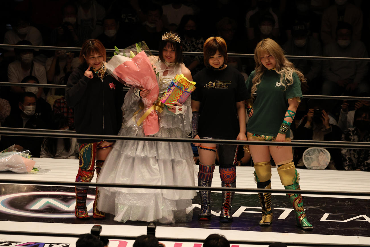 スターダム後楽園大会　ひめか（左から2人目）と記念撮影するGod's Eyeのメンバーたち。左から朱里、1人おいてMIRAI、壮麗亜美（撮影・渋谷征平）