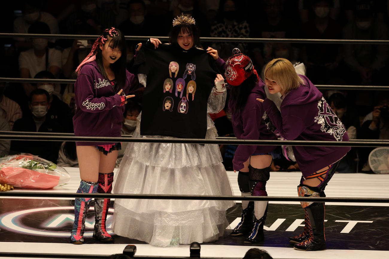 スターダム後楽園大会　ひめか（左から2人目）と記念撮影する大江戸隊のメンバーたち。左から吏南、1人おいてスターライト・キッド、琉悪夏（撮影・渋谷征平）