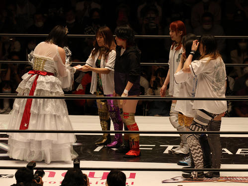 スターダム後楽園大会　ひめか（左）にプレゼントを贈るAZM（左から2人目）。隣は林下詩美（撮影・渋谷征平）