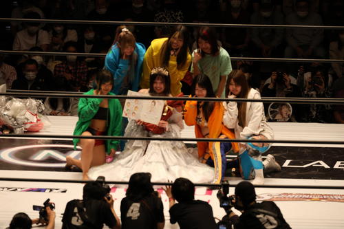 スターダム後楽園大会　ひめか（前列左から2人目）と記念撮影するSTARSのメンバーたち。前列左から飯田沙弥、1人おいてコグマ、葉月。後列左から岩谷麻優、羽南、向後桃（撮影・渋谷征平）