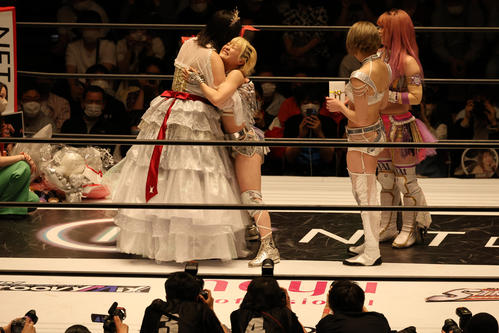 スターダム後楽園大会　ひめか（左）に抱きつくなつぽい（左から2人目）（撮影・渋谷征平）