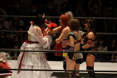 スターダム後楽園大会　舞華から花束を贈られるひめか（左）（撮影・渋谷征平）