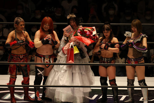 スターダム後楽園大会　Donna del Mondoのメンバーで記念撮影。左からジュリア、舞華、ひめか、テクラ、桜井まい（撮影・渋谷征平）