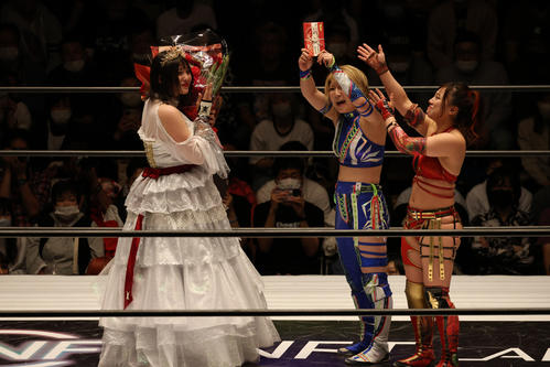 スターダム後楽園大会　ひめか（左）に目録を贈る関口翔（中央）と、高瀬みゆき（撮影・渋谷征平）