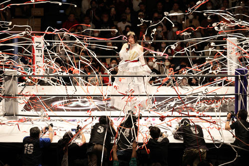 スターダム後楽園大会　引退セレモニーで投げ込まれた紙テープに笑顔を見せるひめか（撮影・渋谷征平）
