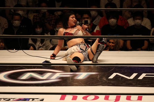 スターダム後楽園大会　まさかの30人掛けを終え、お色直しを要求するひめか（撮影・渋谷征平）