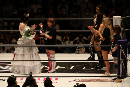 スターダム後楽園大会　白川未奈からプレゼントを贈られるひめか（左）。拍手を送るClub Venusのメンバー（撮影・渋谷征平）