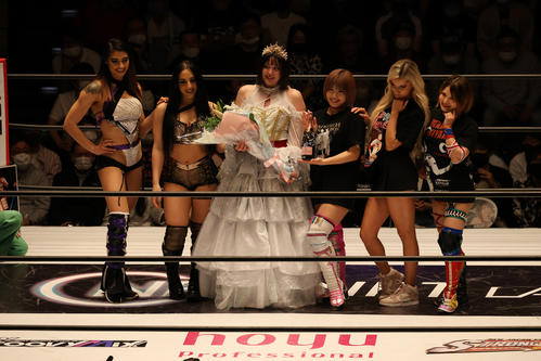 スターダム後楽園大会　ひめか（中央）と記念撮影するClub Venusのメンバーたち。左からジェシー、ジーナ、1人おいて白川未奈、マライア・メイ、月山和香（撮影・渋谷征平）
