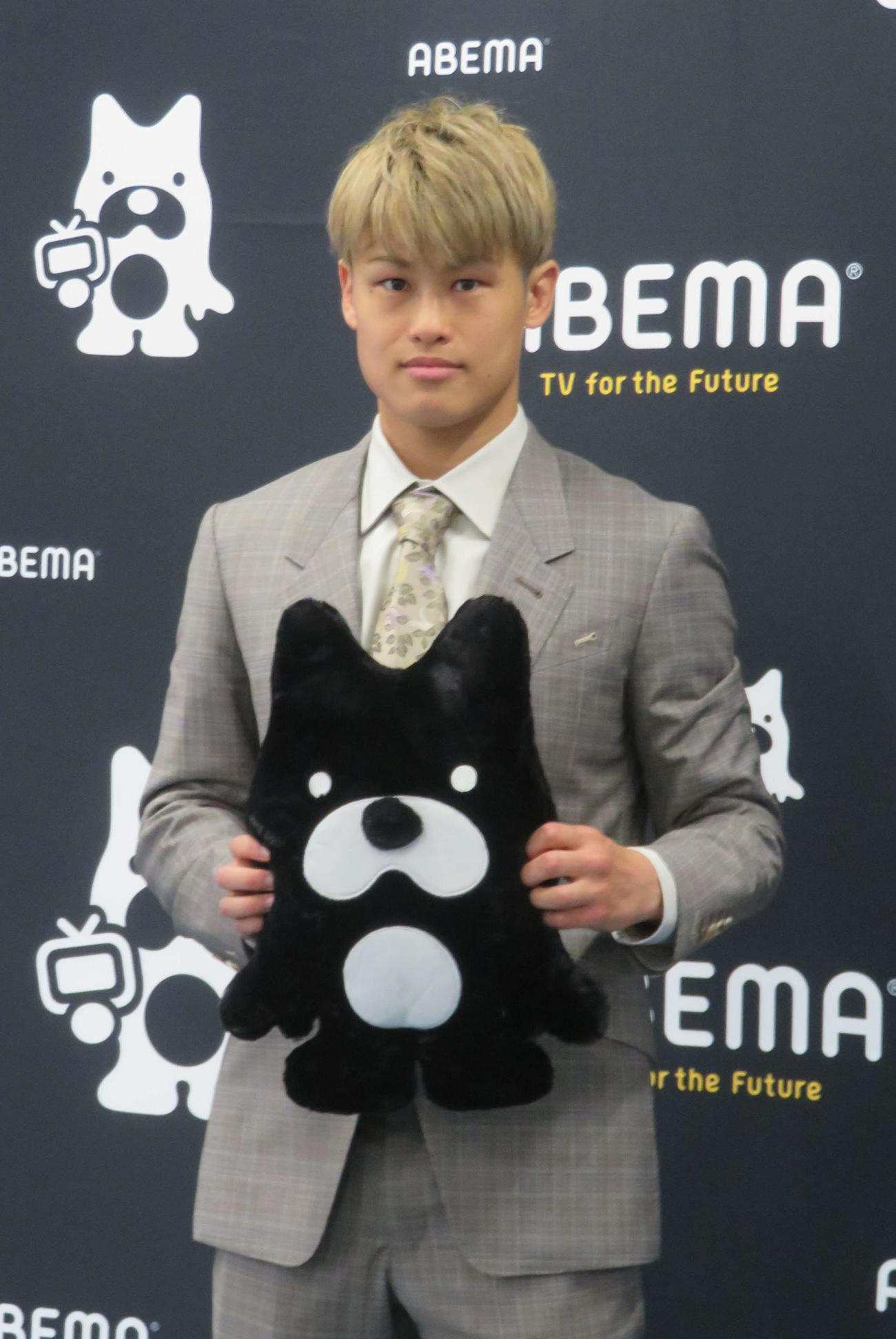 スポンサー契約を結んだABEMAのマスコット「アベマくん」を持つアマ13冠ボクサー堤駿斗