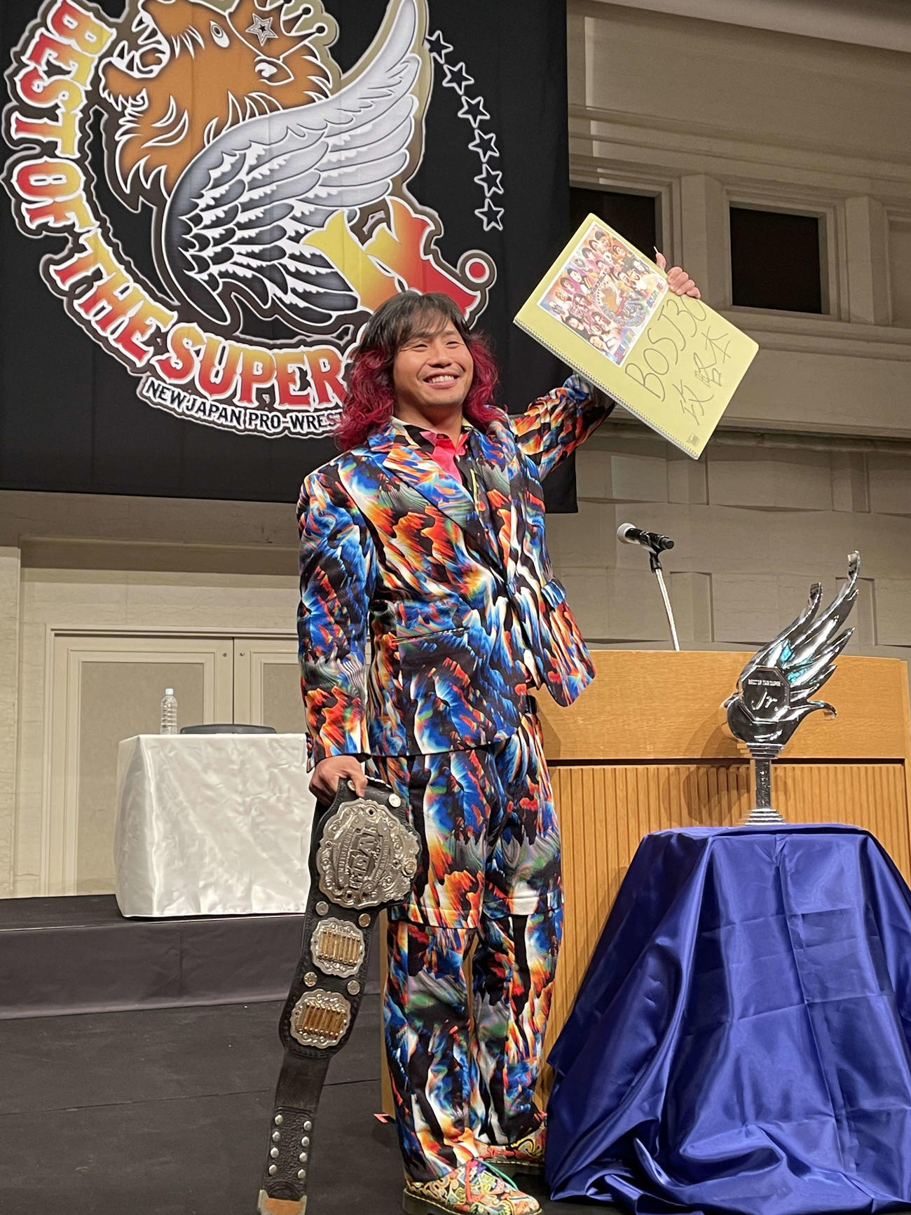 BEST OF THE SUPER Jr．の記者会見で、自作の攻略本を手に笑顔を見せる高橋ヒロム