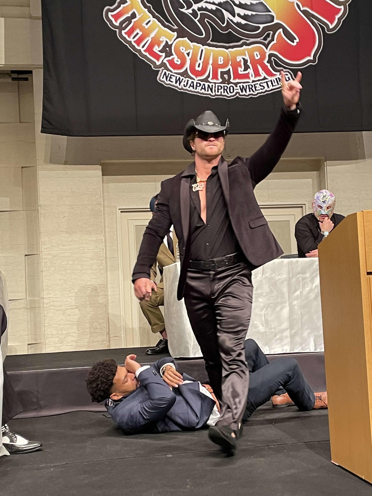 BEST OF THE SUPER Jr．の記者会見中に乱闘を始め、ケビン・ナイト（左）をエルボーでダウンさせるクラーク・コナーズ