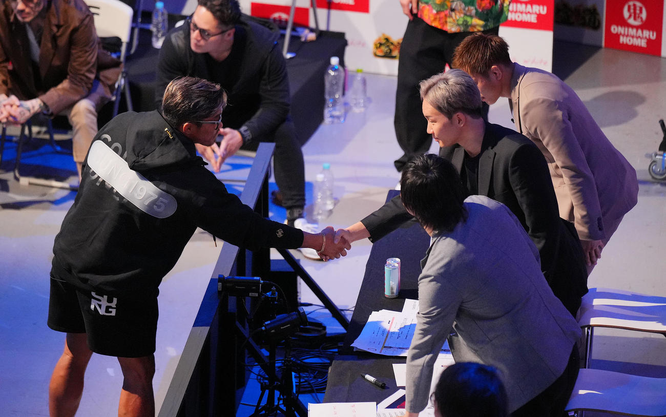 ブレイキングダウン8オーディション　オーディションに参加した秋山成勲（左）は朝倉未来と握手を交わす（2023年4月1日撮影）