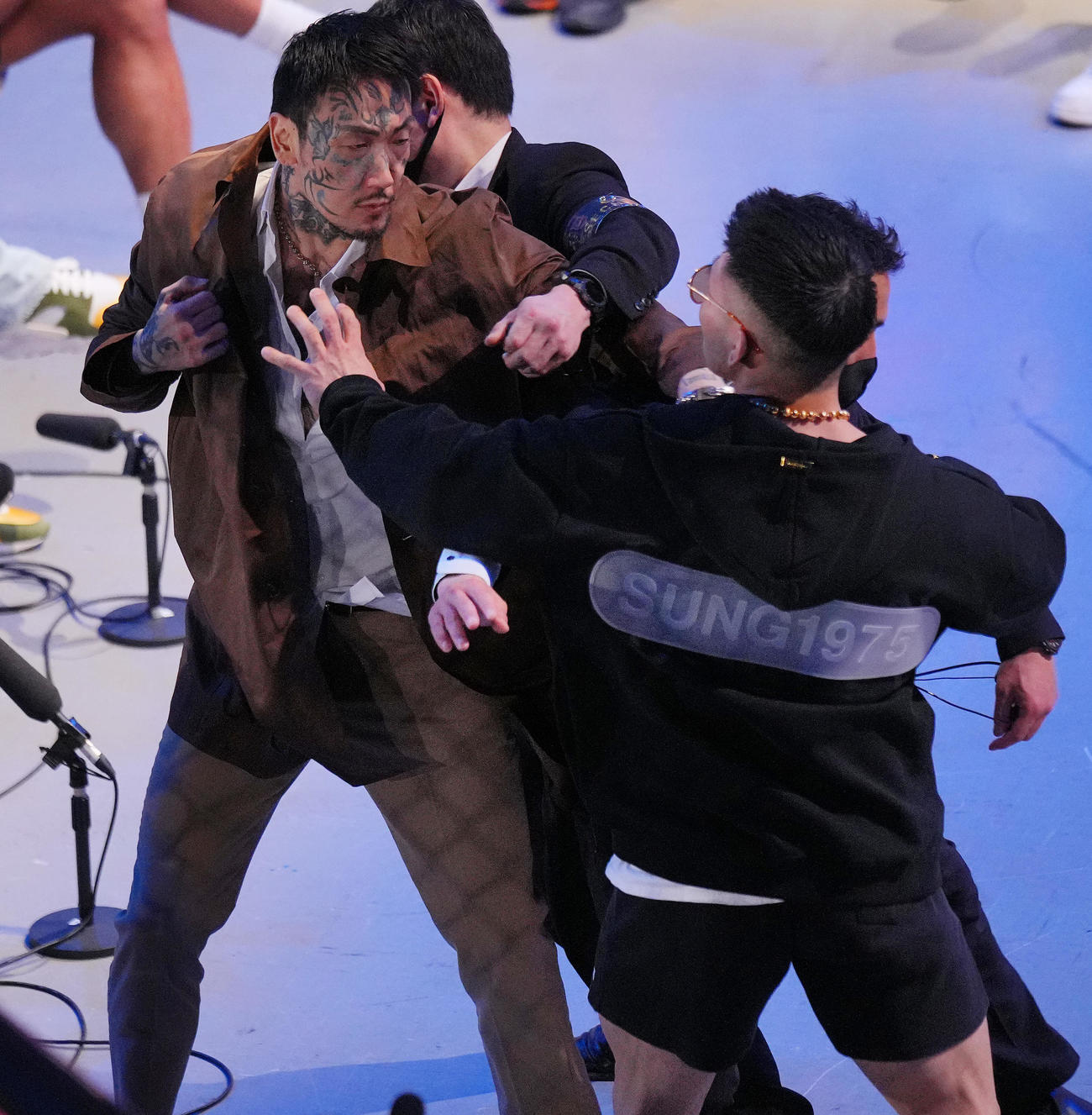 ブレイキングダウン8オーディション　オーディションで韓国の参加者（右）ともめる瓜田純士（2023年4月1日撮影）