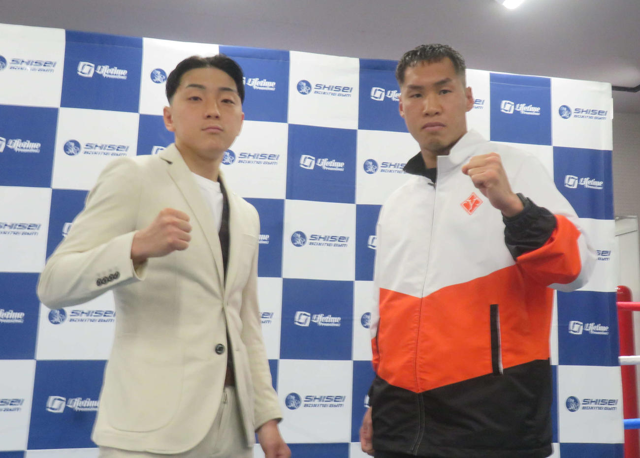 6月24日、東洋太平洋スーパーフェザー級王座決定戦に臨む同級3位森武蔵（左）と同級5位渡辺卓也