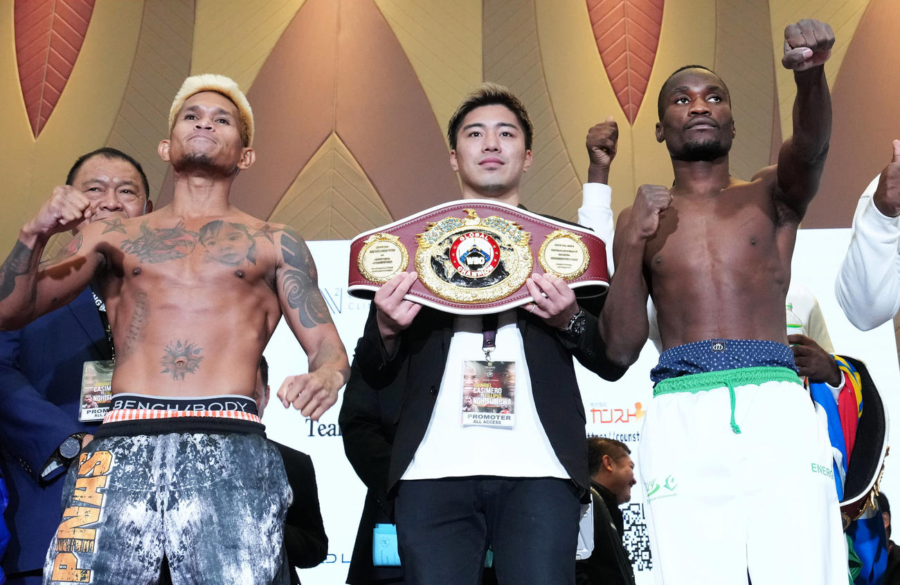 フィリップス・ンギーチュンバ（右端）とともに計量クリアしたジョンリール・カシメロ（左端）。中央は興行主となる伊藤雅雪氏（TBプロモーション提供）