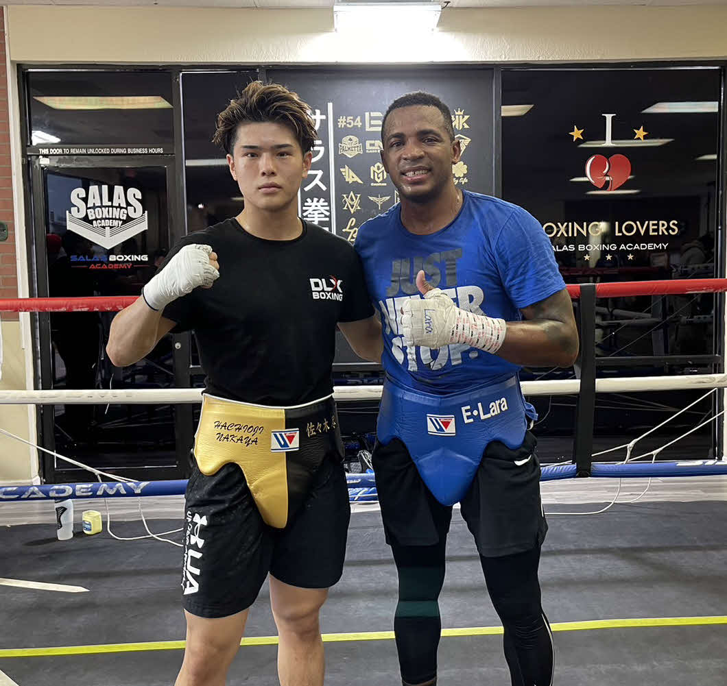 WBA世界ミドル級王者エディスランディ・ララ（右）とスパーリングに臨んだWBOアジア・パシフィック・ウエルター級王者佐々木尽（八王子中屋ジム提供）